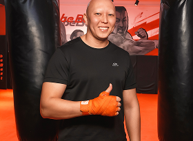 спортивный мужчина держит большой палец вверх