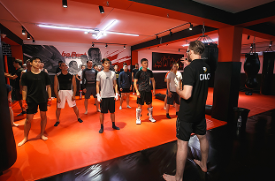 мужчины в зале слушают тренера