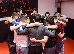 мужчины стоят в кругу